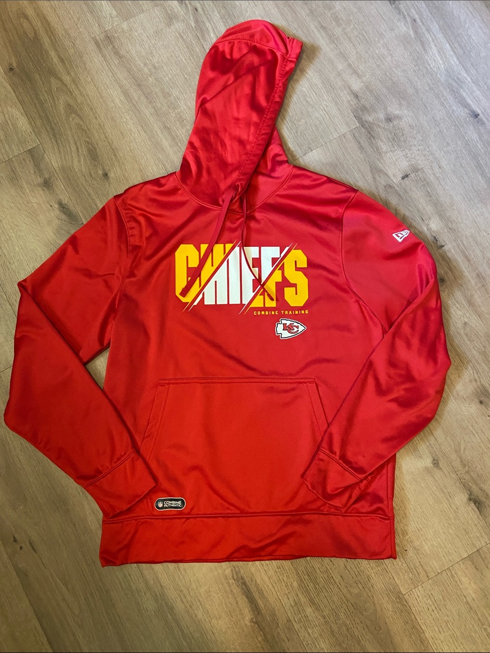 NFL New Era Red Chiefs Graphic Hoodie with Yellow Accents Mens Size Large